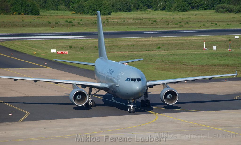 Lufthansa Airbus A 380 zu Besuch Flughafen Koeln Bonn P066.JPG